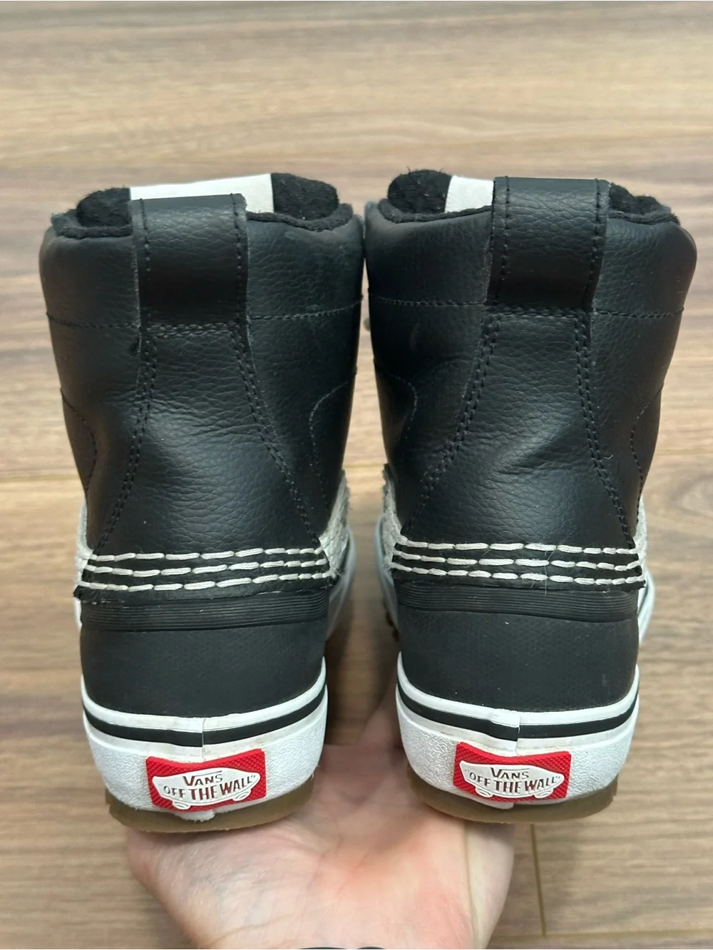 Vans Standard Mid Snow MTE Boot in Black/White Size Boys 4